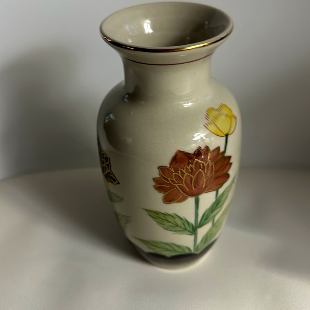 Andrea By Sadek Round Biege Vintage Vase with Colorful Flowers Gold Trim.  Mint!